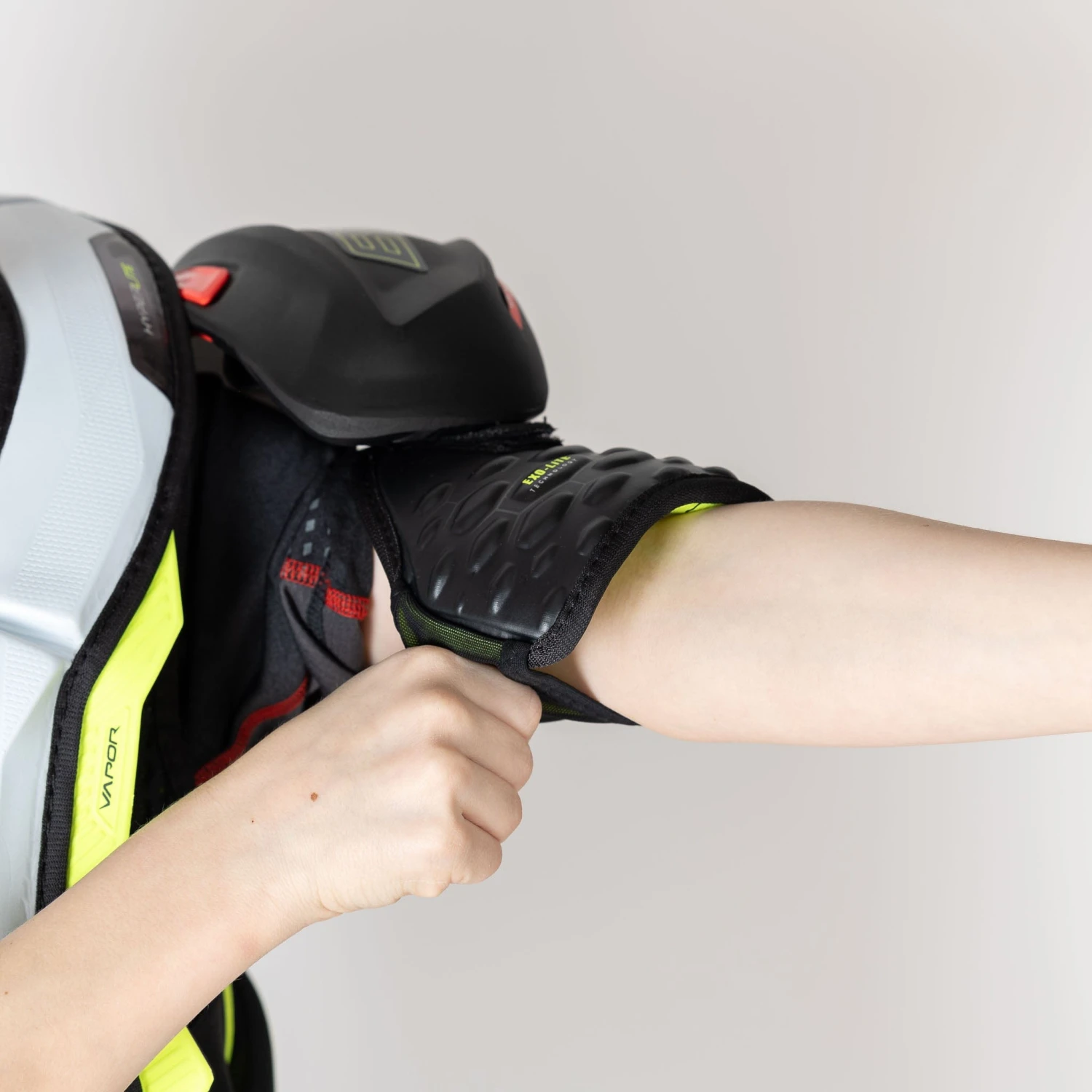 Bauer Vapor Hyperlite Junior Hockey Shoulder Pads 7 Bauer Vapor Hyperlite Junior Hockey Shoulder Pads - Image 7